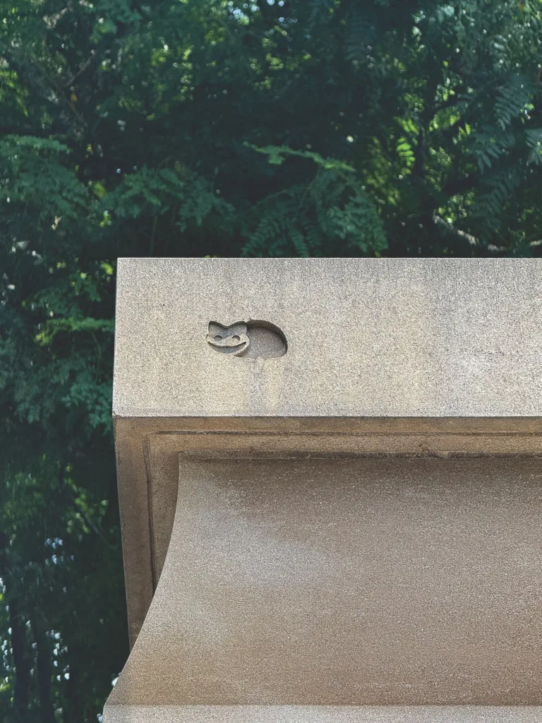 The Cheshire Cat impressed into the stone of the Solomon Gate. 