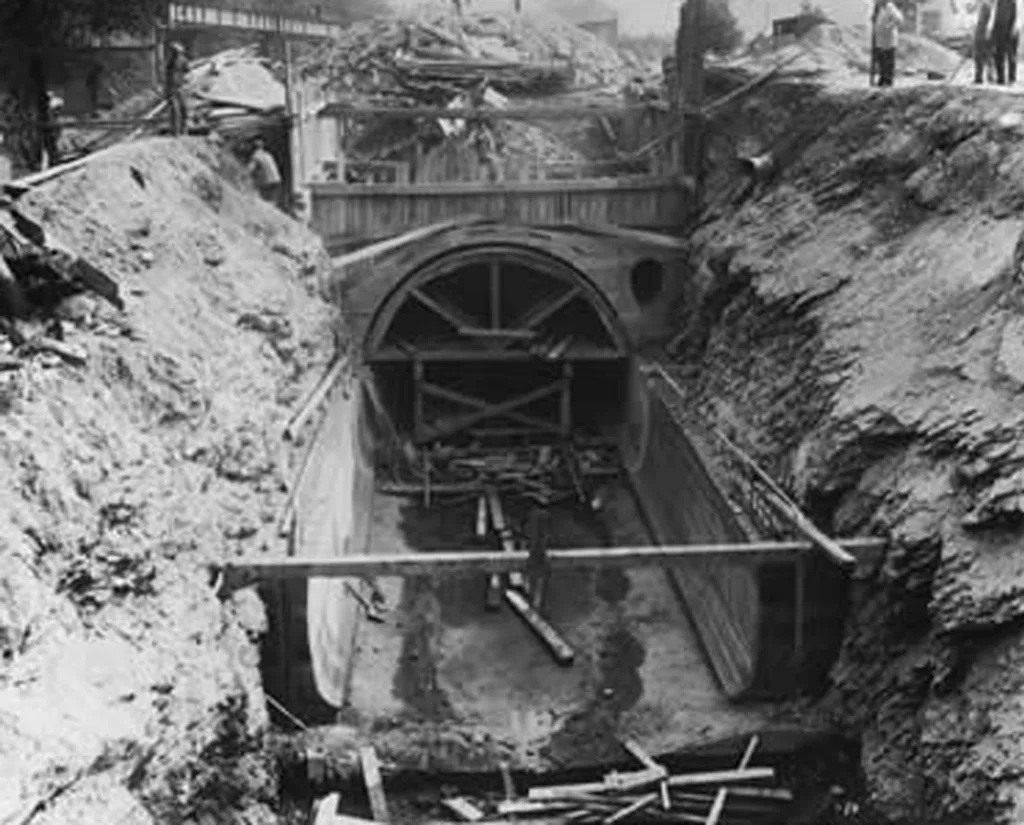 Old picture of sewer construction in black and white.