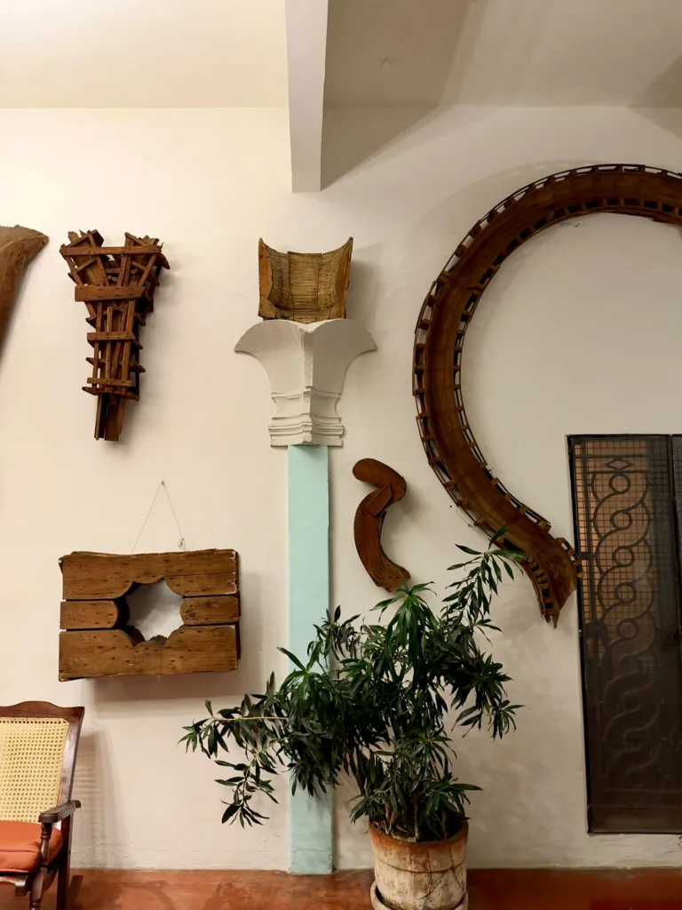 A wall with a blue engaged pilaster and wooden formworks hung on the wall.